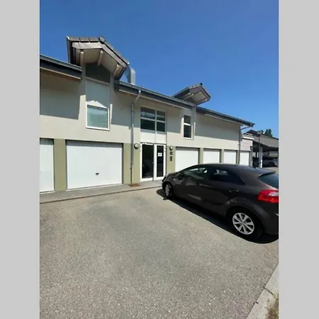 Superbe Au Calme Avec Vue Sur Le Lac. Apartment *
